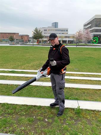 Leaf blower with battery instead of gasoline at the University of Applied Sciences Düsseldorf
